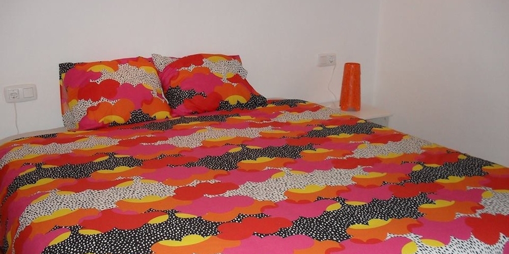 14373845485bed.jpg